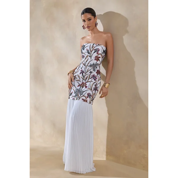 Denise | Robe longue crème à sequins floraux à encolure bandeau taille basse et jupe en mesh
