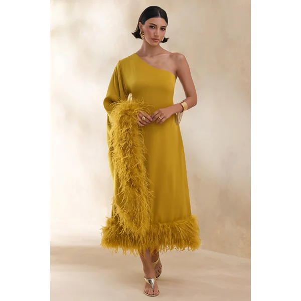 Destiny | Robe mi-longue jaune en satin à encolure asymétrique avec détails en plumes