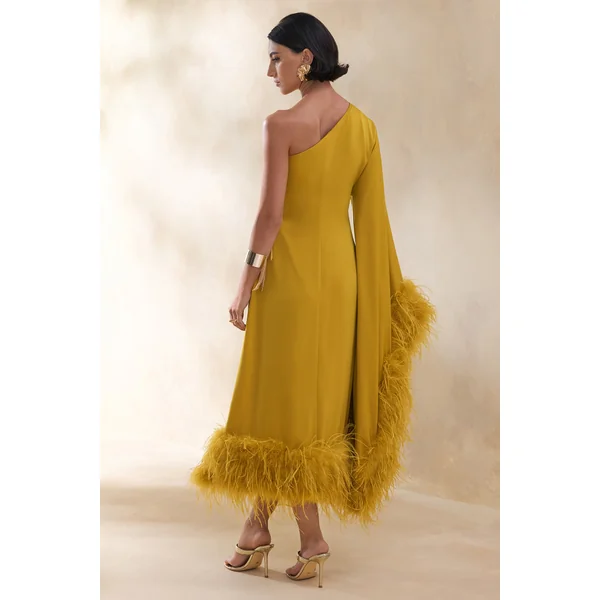 Destiny | Robe mi-longue jaune en satin à encolure asymétrique avec détails en plumes