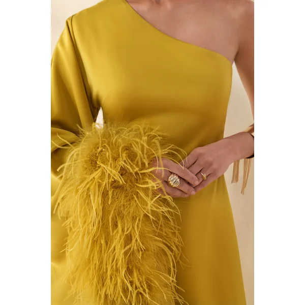 Destiny | Robe mi-longue jaune en satin à encolure asymétrique avec détails en plumes
