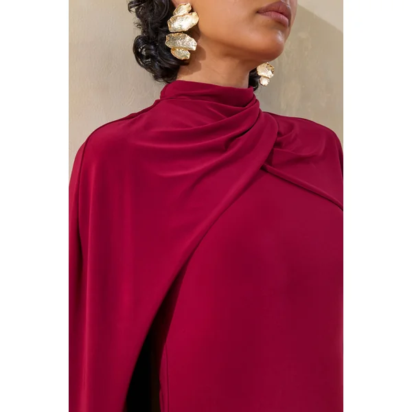 Dianelle | Robe longue baie à encolure haute avec manches cape
