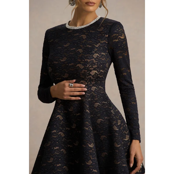 Divine | Mini-robe noire en dentelle à encolure ras-du-cou ornée