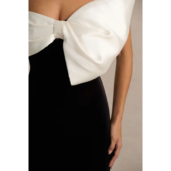 Divulge | Robe longue noire et blanche en velours à encolure asymétrique avec détail nœud
