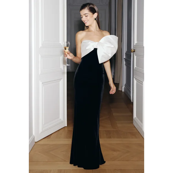 Divulge | Robe longue noire et blanche en velours à encolure asymétrique avec détail nœud