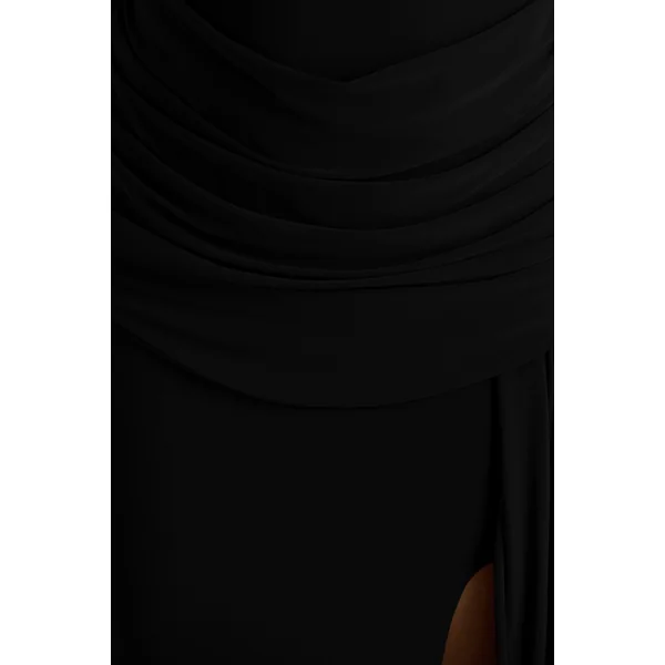 Dynasty | Robe longue noire à encolure asymétrique avec détails froncés et fente haute sur le devant