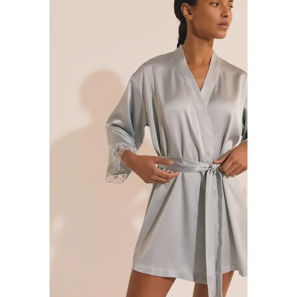 Déshabillé de pyjama satiné avec détail en dentelle