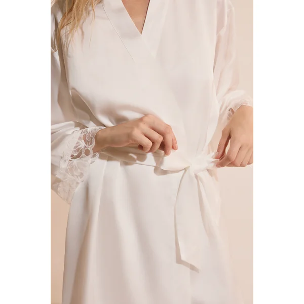 Déshabillé de pyjama satiné avec détail en dentelle