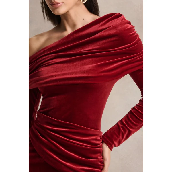 Eirene | Robe mi-longue en velours bordeaux à encolure asymétrique