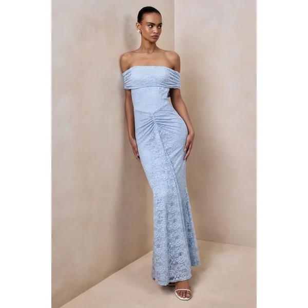 Elinor | Robe longue en dentelle bleu poudré à encolure bardot avec détails froncés