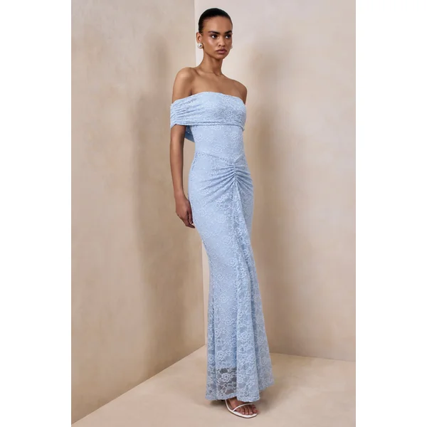 Elinor | Robe longue en dentelle bleu poudré à encolure bardot avec détails froncés