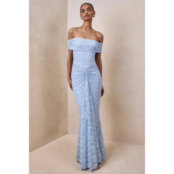 Elinor | Robe longue en dentelle bleu poudré à encolure bardot avec détails froncés
