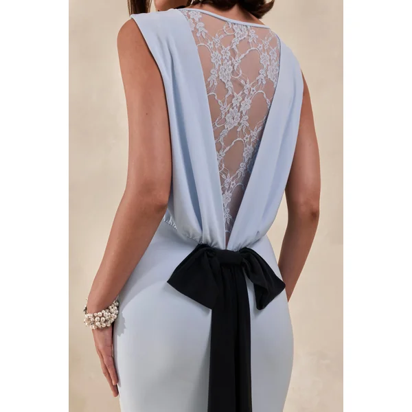 Elladine | Robe longue bleu poudré à col rond avec dos en dentelle et nœud oversize