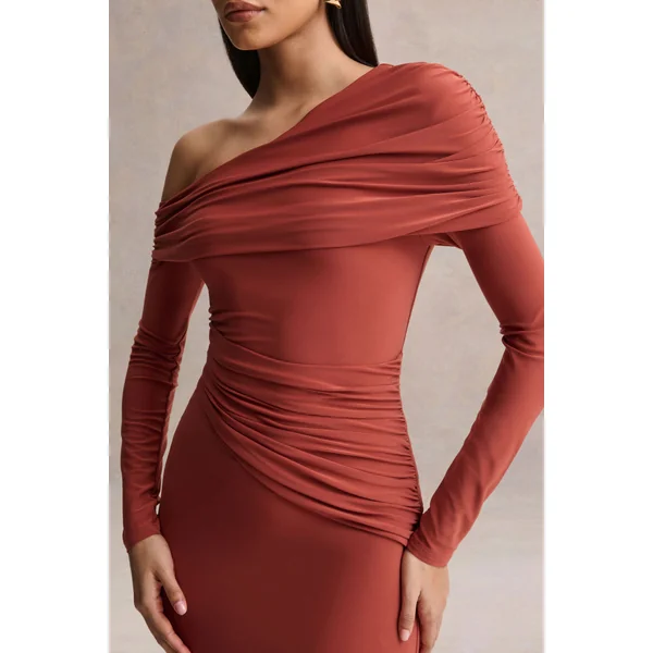 Elliora | Robe mi-longue rouille à encolure asymétrique