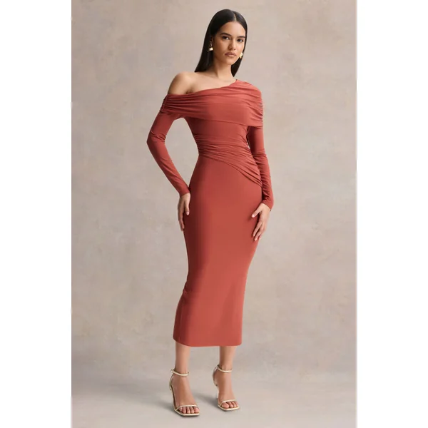 Elliora | Robe mi-longue rouille à encolure asymétrique