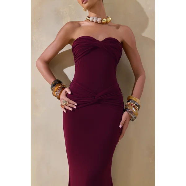 Elodia | Robe longue bordeaux à décolleté bandeau avec détails froncés