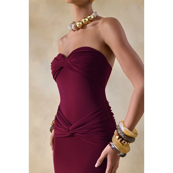 Elodia | Robe longue bordeaux à décolleté bandeau avec détails froncés
