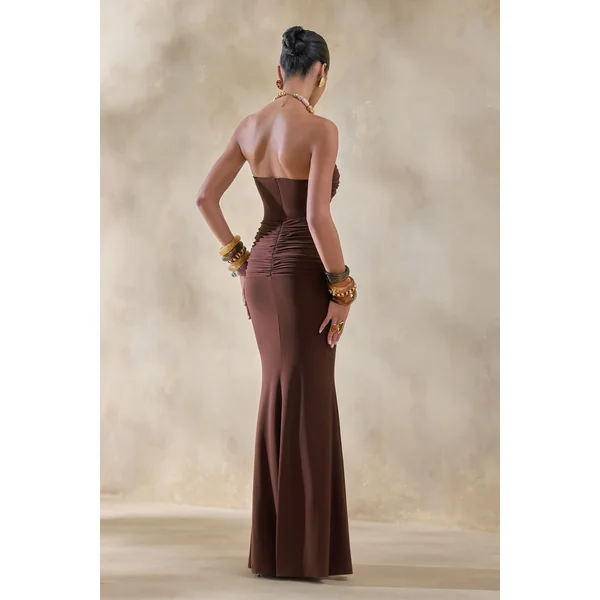 Elodia | Robe longue marron à décolleté bandeau avec détails froncés