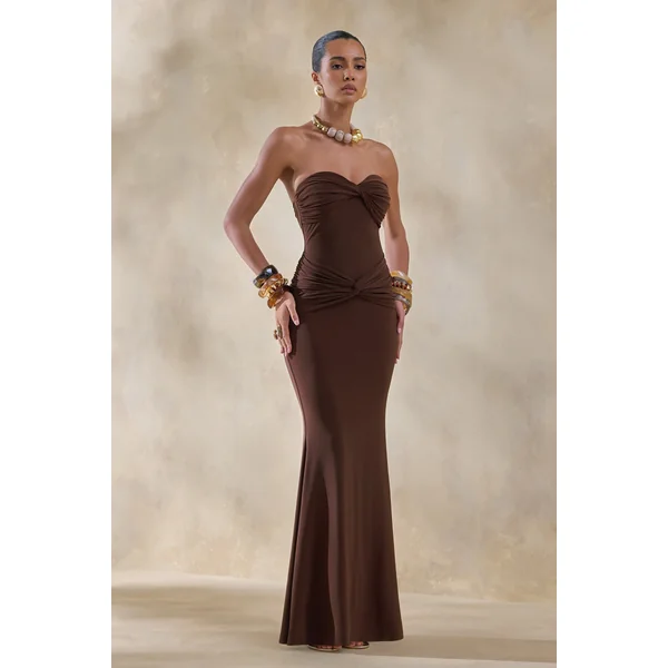 Elodia | Robe longue marron à décolleté bandeau avec détails froncés