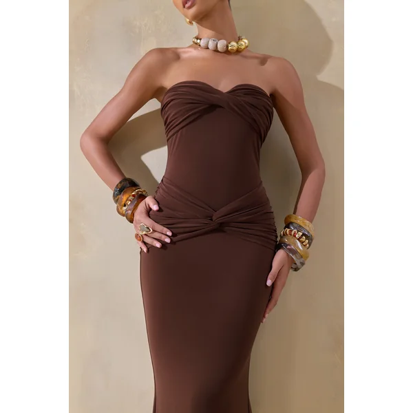 Elodia | Robe longue marron à décolleté bandeau avec détails froncés