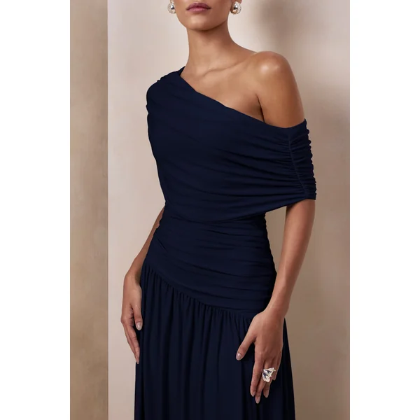 Emberly | Robe longue marine à encolure asymétrique drapée avec taille basse