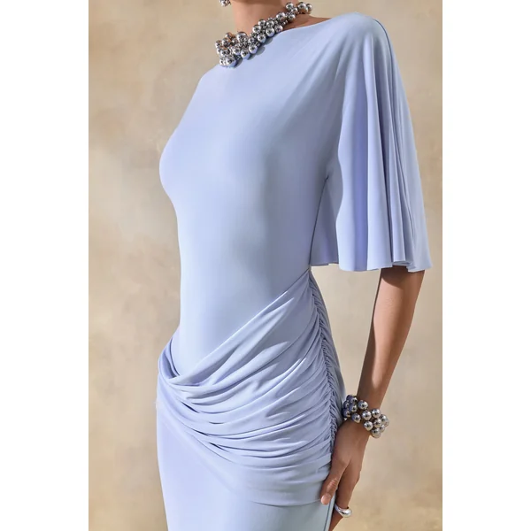 Emerelle | Robe longue bleu poudré à encolure large avec ceinture et détails drapés