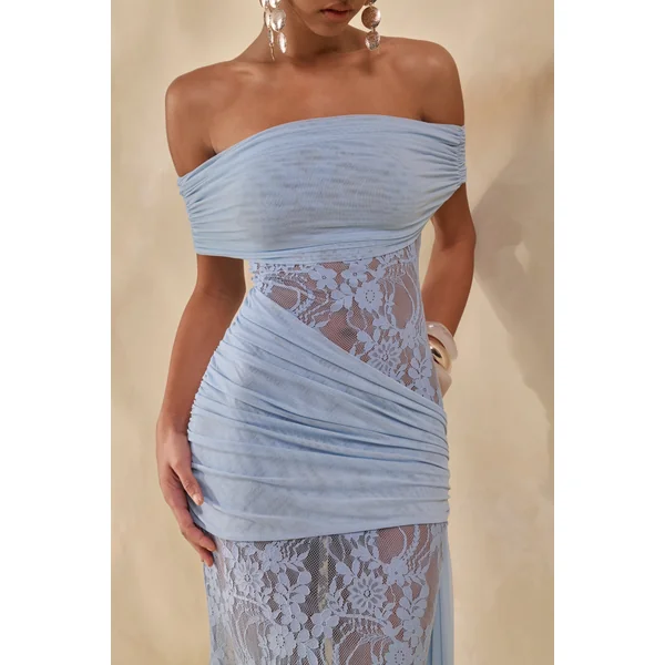 Enavine | Robe longue bleu poudré en dentelle à encolure Bardot avec détails froncés et écharpe
