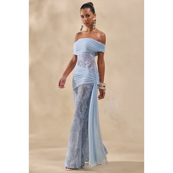 Enavine | Robe longue bleu poudré en dentelle à encolure Bardot avec détails froncés et écharpe