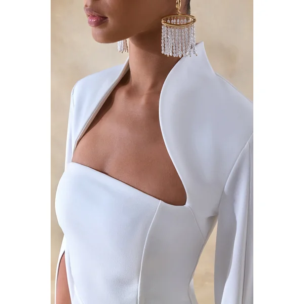 Esme | Robe longue blanche à encolure carrée et manches cape