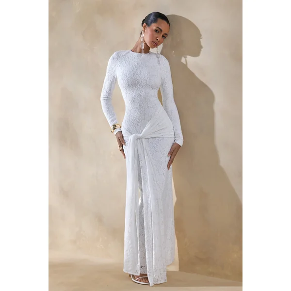 Evangela | Robe longue blanche en dentelle à encolure ronde avec détail portefeuille