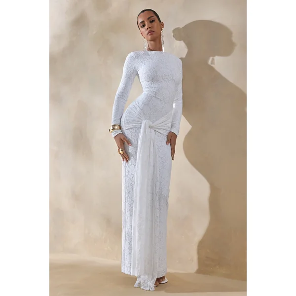 Evangela | Robe longue blanche en dentelle à encolure ronde avec détail portefeuille