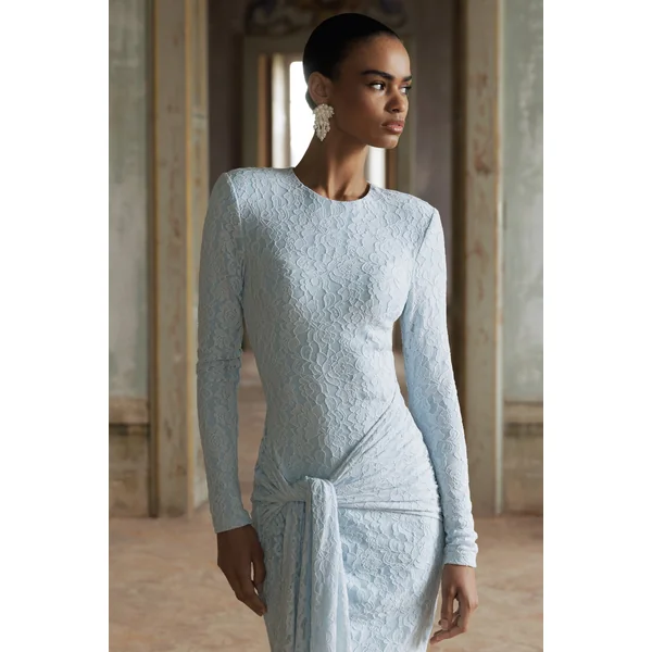 Evangela | Robe longue en dentelle bleu poudré à encolure ronde avec détail portefeuille