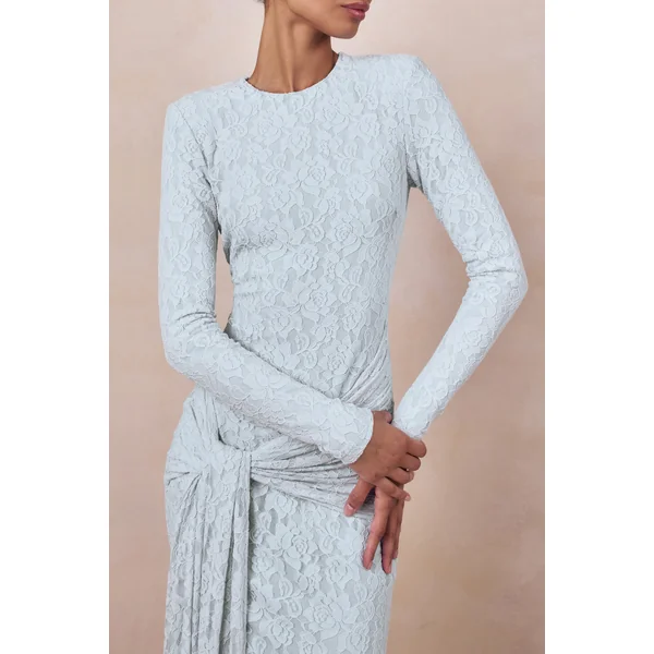 Evangela | Robe longue en dentelle bleu poudré à encolure ronde avec détail portefeuille