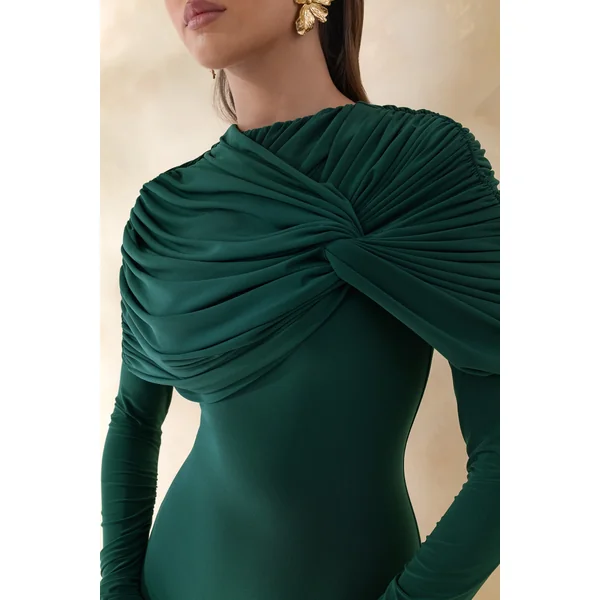 Evessa | Robe longue vert foncé à encolure haute et détails froncés