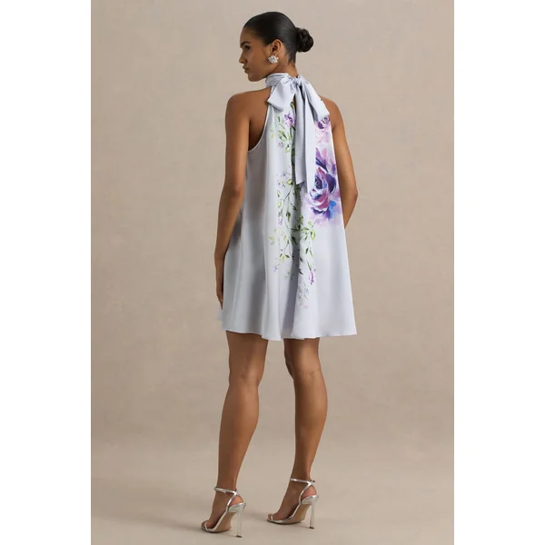 Evita | Mini-robe évasée à col montant en satin bleu poudre à imprimé de roses ornée d’un nœud
