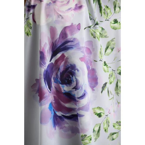Evita | Mini-robe évasée à col montant en satin bleu poudre à imprimé de roses ornée d’un nœud