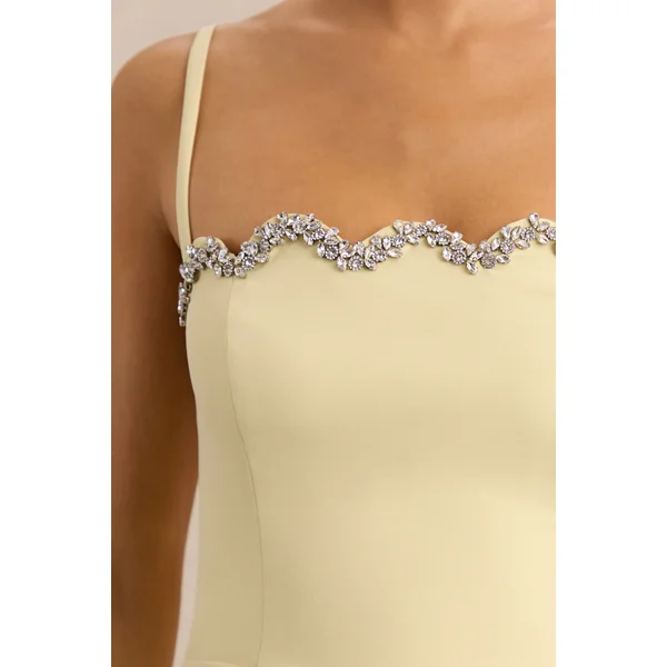 Evoria | Robe mi-longue citron à encolure carrée festonnée