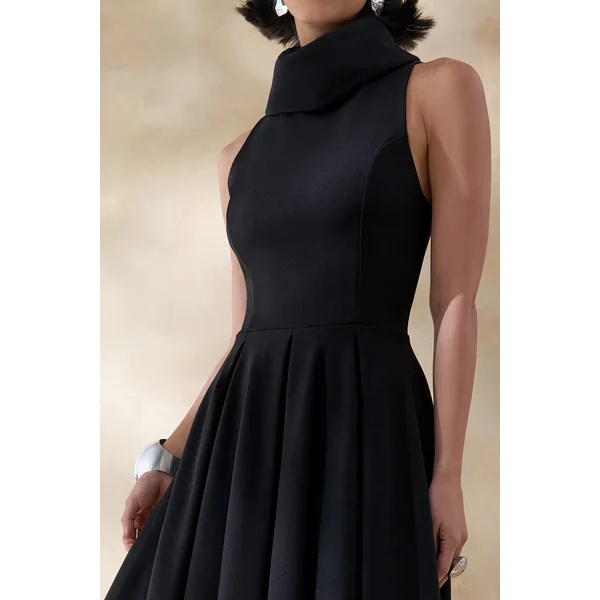 Exclusivity | Robe mi-longue noire à encolure haute