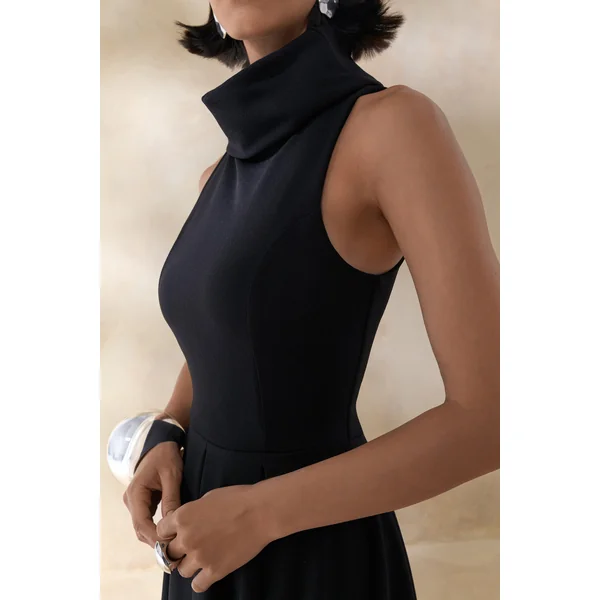 Exclusivity | Robe mi-longue noire à encolure haute