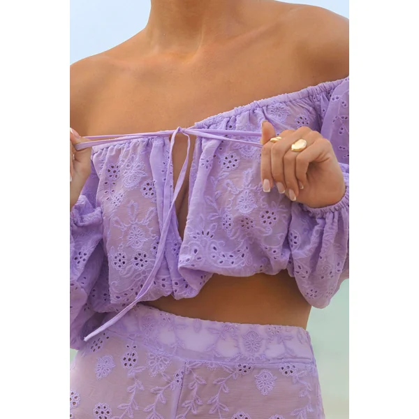 Fabienne | Top bardot à manches bouffantes en broderie lilas