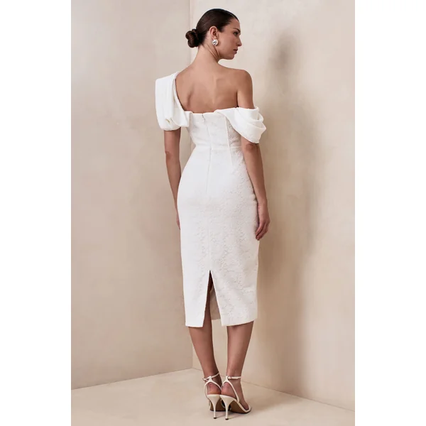 Farvera | Robe mi-longue blanche en dentelle à encolure asymétrique drapée