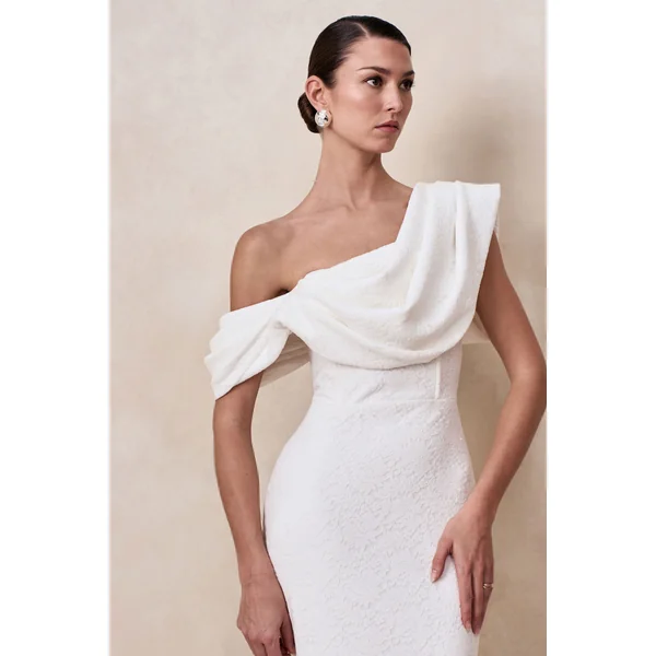 Farvera | Robe mi-longue blanche en dentelle à encolure asymétrique drapée