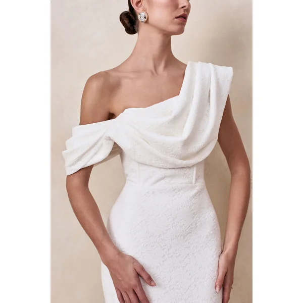 Farvera | Robe mi-longue blanche en dentelle à encolure asymétrique drapée
