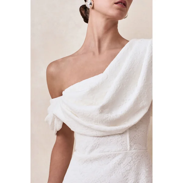Farvera | Robe mi-longue blanche en dentelle à encolure asymétrique drapée