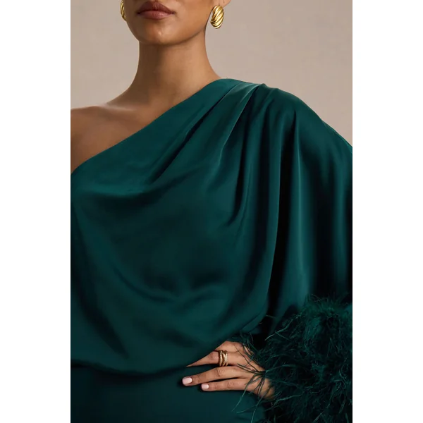 Felicity | Robe longue en satin sarcelle à encolure asymétrique avec finitions en plumes