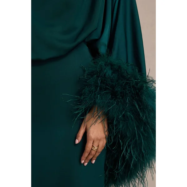 Felicity | Robe longue en satin sarcelle à encolure asymétrique avec finitions en plumes