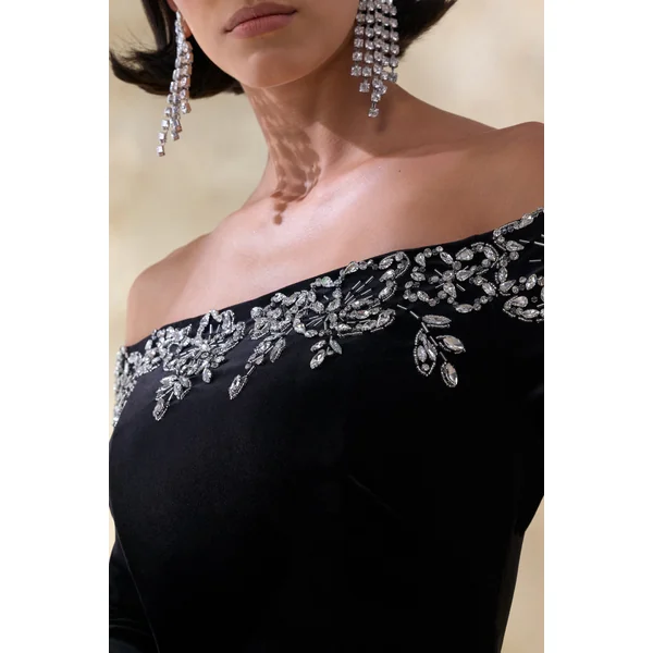 Fern | Robe longue noire en velours à décolleté bardot orné