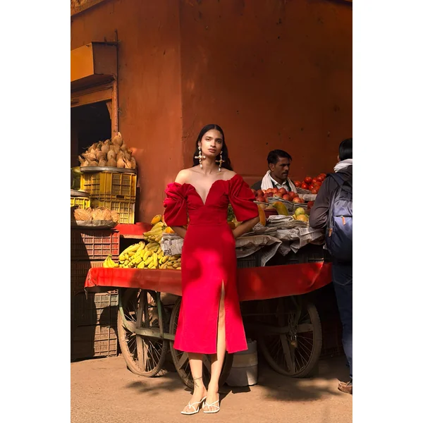 Fiona | Robe mi-longue rouge à décolleté plongeant et fente