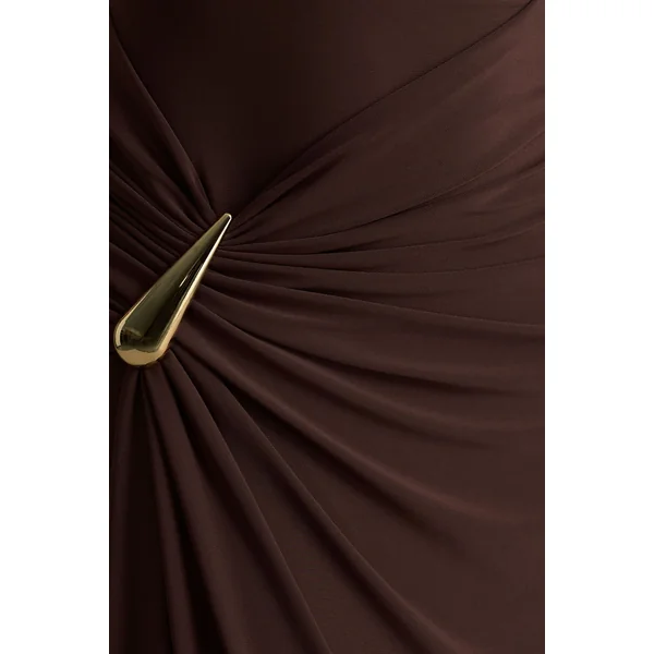 Fiora | Robe longue marron à col montant avec détails métalliques