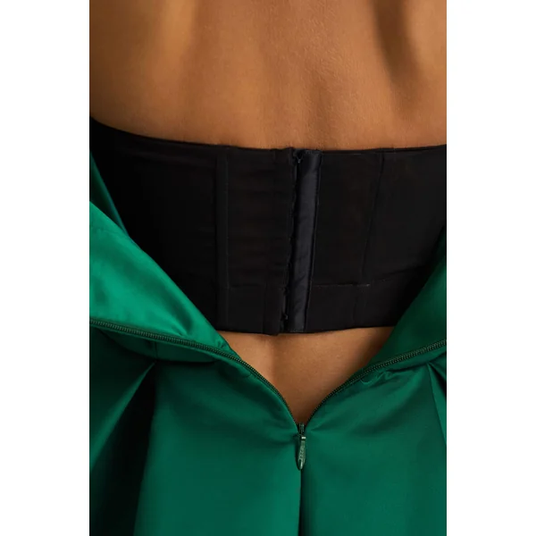 Fleur | Mini-robe en satin vert foncé à décolleté bandeau