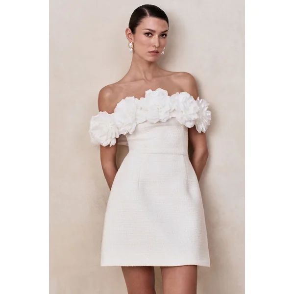 Florinda | Mini-robe blanche en bouclé à décolleté bardot à volants